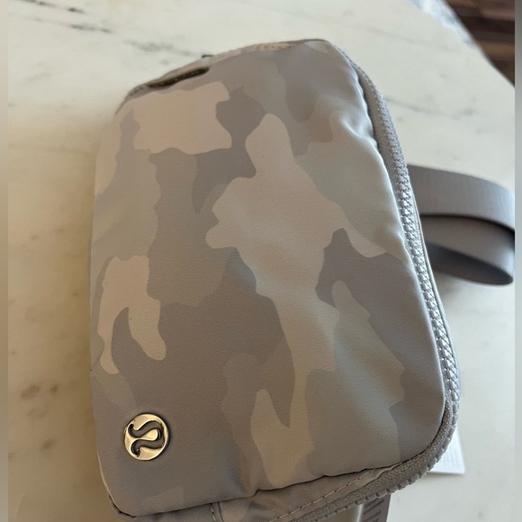 Everywhere Belt Bag - Lululemon - new with tags - Picture 4 of 7
